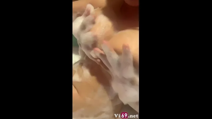 Cô bạn gái đung đưa chạm nước rất thú vị