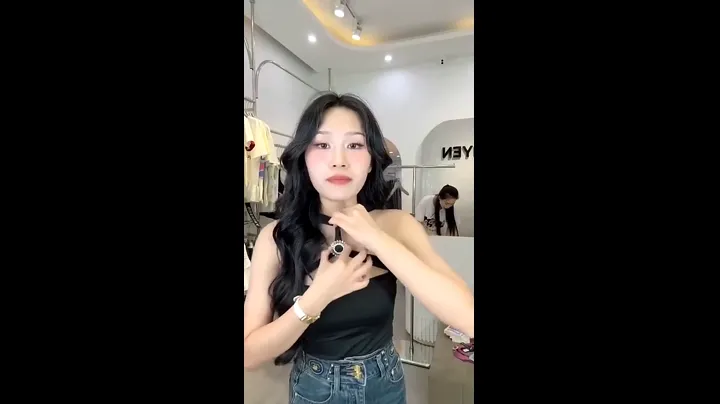 Trong khi live stream Nhung Nguyễn Boutique Hải Phòng lộ hàng