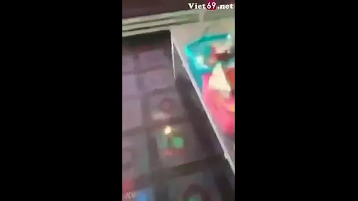 Hai anh em đi hát karaoke tay vịn