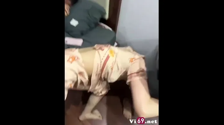 Đang tâm sự với người tình thì bị vợ bắt gặp