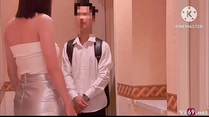 Chàng trai môi giới bất động sản và cô gái chủ nhà xinh đẹp