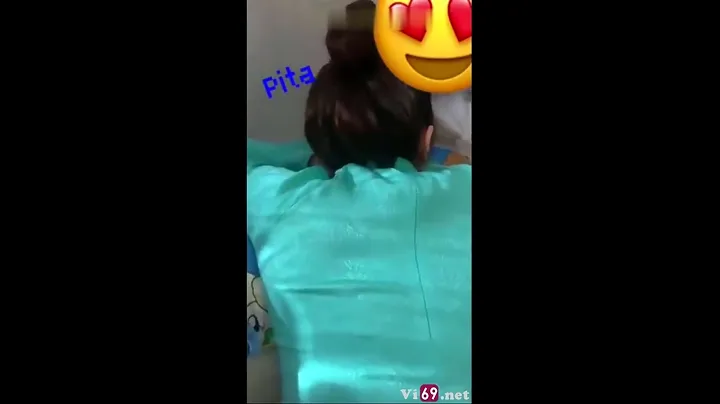 Cô gái trẻ xinh đẹp trong tà áo dài tiếp viên hàng không - Checker Pita