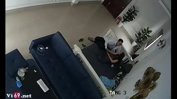 Bác sĩ trẻ ở phòng khám lúc vắng khách tâm sự với vợ