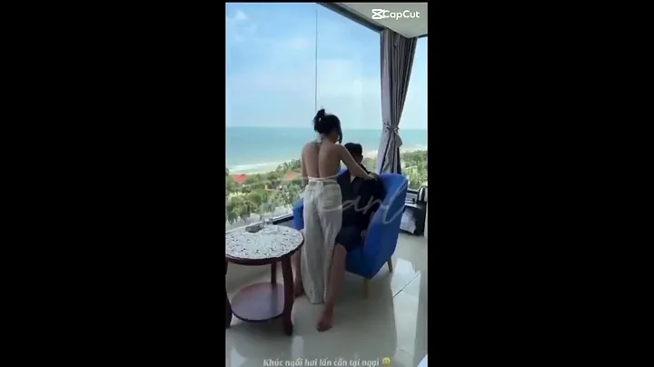Cô bạn gái sinh viên kính cận bên cửa sổ trong chuyến du lịch biển