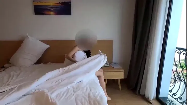 Rủ rê em gái đi du lịch thành phố biển