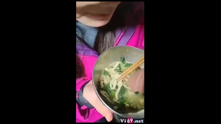 Cách ăn mì độc lạ của cô gái trẻ