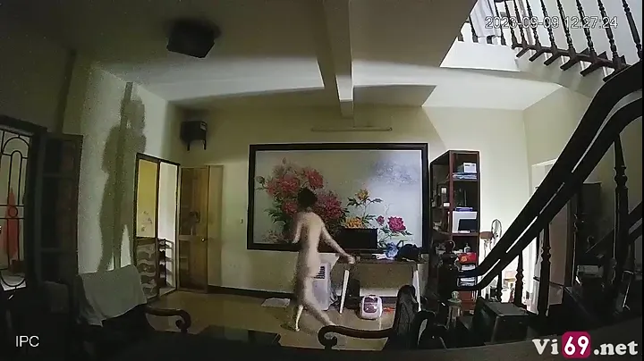 Cô gái kính cận làm trong công ty gia đình