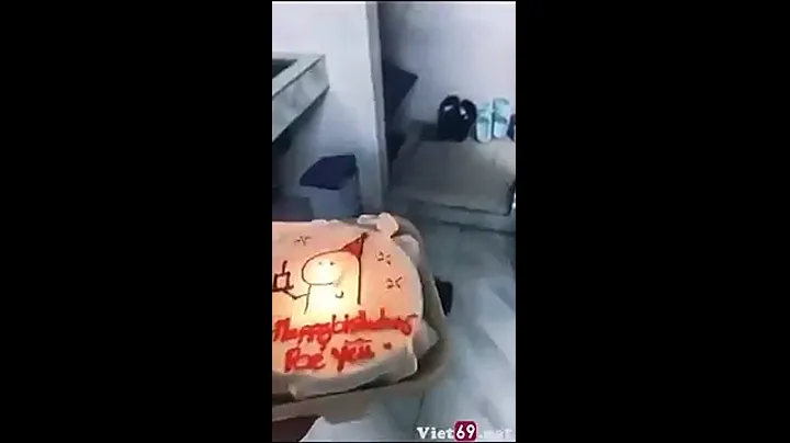 Em đang tắm không mặc đồ mà anh vẫn bắt thổi nến mừng sinh nhật