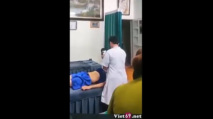 Nam thanh niên nhân viên spa xoa vú mân mê chị khách