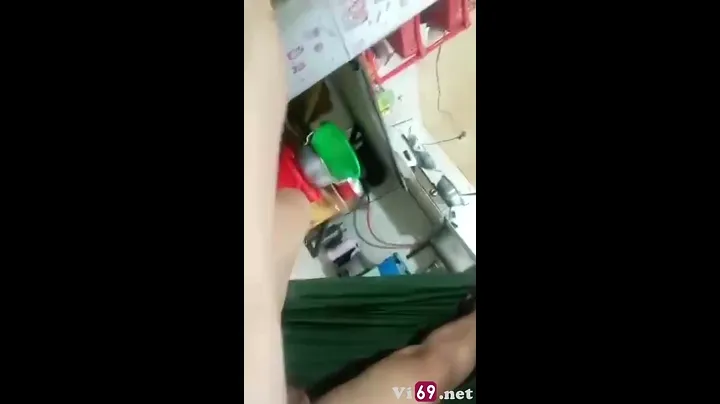 Cô gái đảm đang trong lúc nấu cơm cho bạn trai