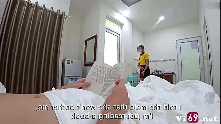 Cô nhân viên dọn phòng khách sạn xinh đẹp