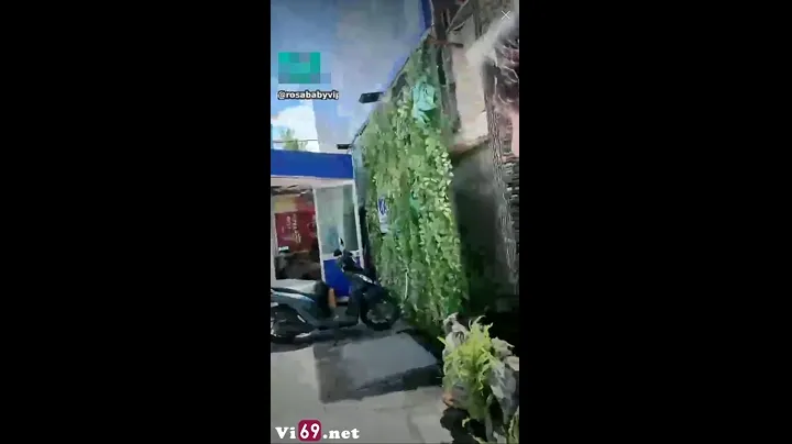 Cô gái trẻ xinh đẹp nhờ chú bảo vệ chụp ảnh – rosababyvip