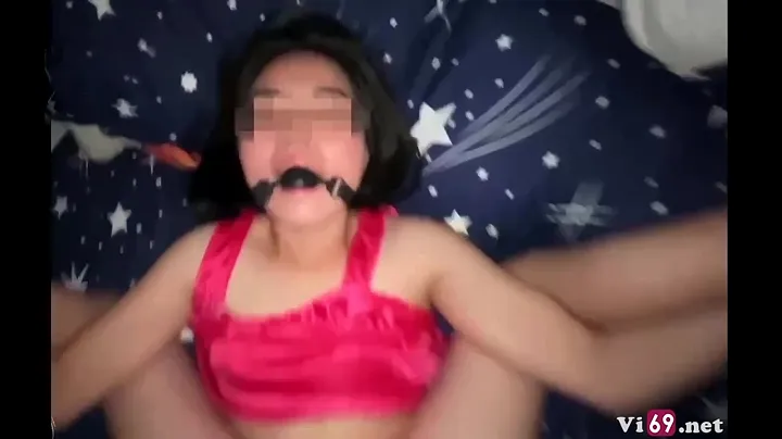 Chàng trai trẻ và cô gái mạnh mẽ