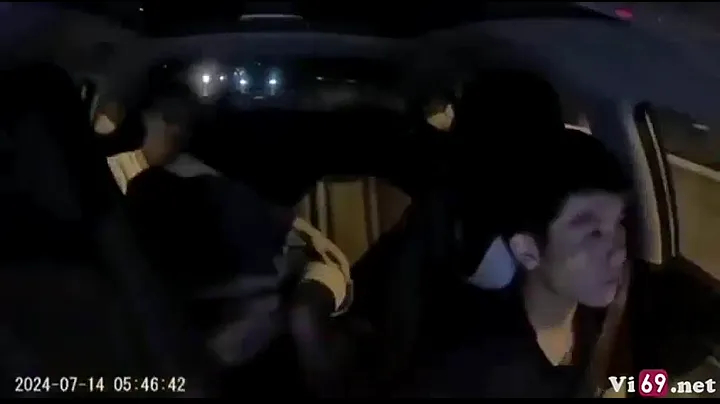 Đi taxi cùng cô bạn gái xinh đẹp