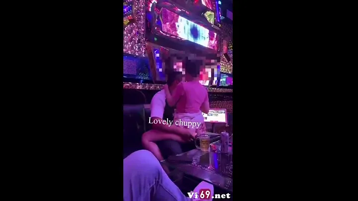 Cô gái trẻ xinh đẹp trong phòng hát karaoke –  Love chubby