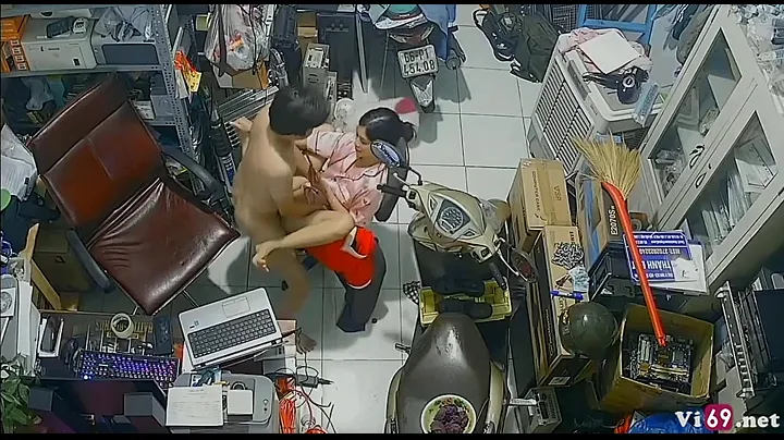 Vợ chồng trẻ ở Đồng Tháp trong cửa hàng điện tử có hành động khác thường bị camera ghi lại