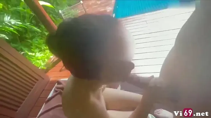 Cô gái Việt xinh đẹp và bạn trai Tây ở khu nghỉ dưỡng