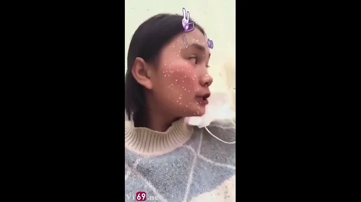 Cô bạn nữ sinh bất ngờ lén lút nơi sân trường