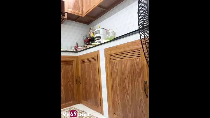 Cô gái xinh đẹp vừa làm xong đã vội vã xuống bếp nấu ăn