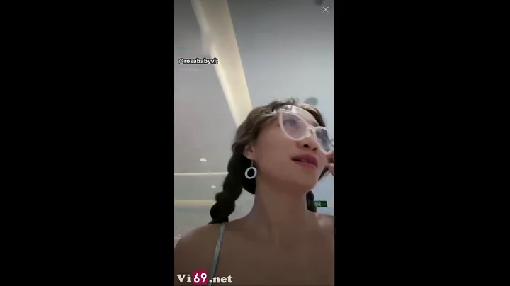 Cô gái xinh đẹp Rosababyvip tình cờ gặp bạn trai tây trong trung tâm thương mại