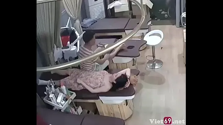 Hack camera hai vợ chồng chủ spa tranh thủ làm nháy lúc vắng khách