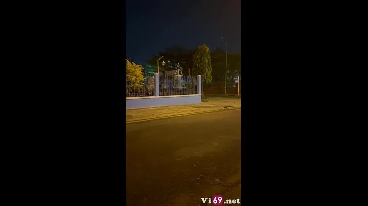Cô gái cosplay nữ tu vui vẻ giữ phố