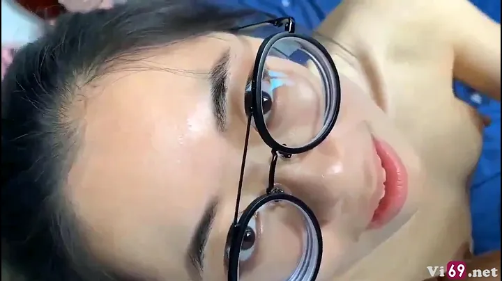 Cô gái kính cận dễ thương nhẹ nhàng chăm sóc anh bạn trai