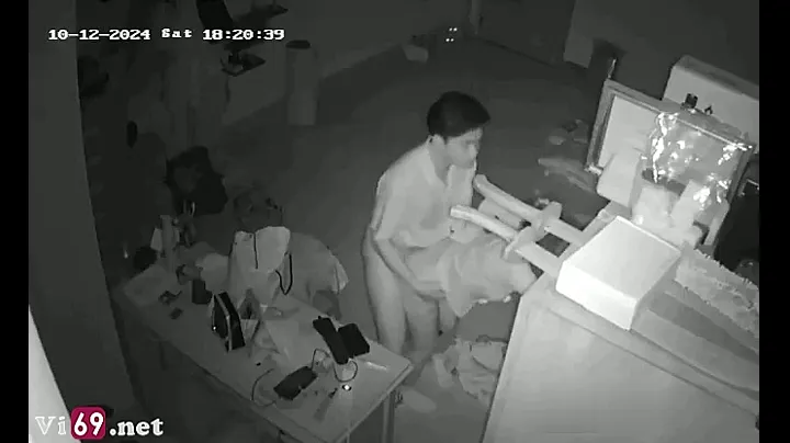 Được người tình tặng váy mới khi chồng vắng nhà