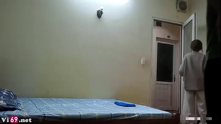 Lần đầu gặp anh chàng tây nên cô gái trẻ ngại ngùng
