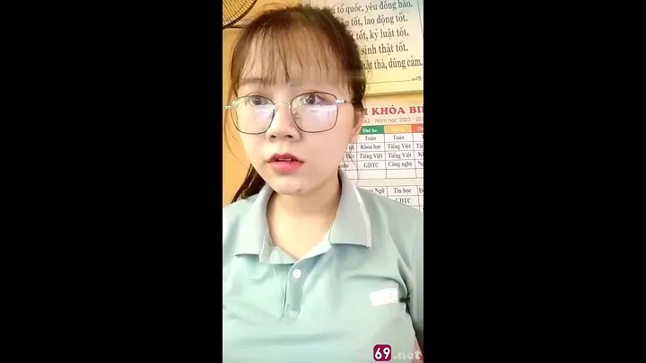 Cô giáo trẻ kính cận xinh đẹp trong lớp học