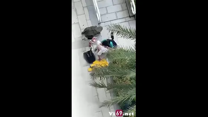 Cô gái nữ sinh kính cận xinh đẹp ở sảnh chung cư