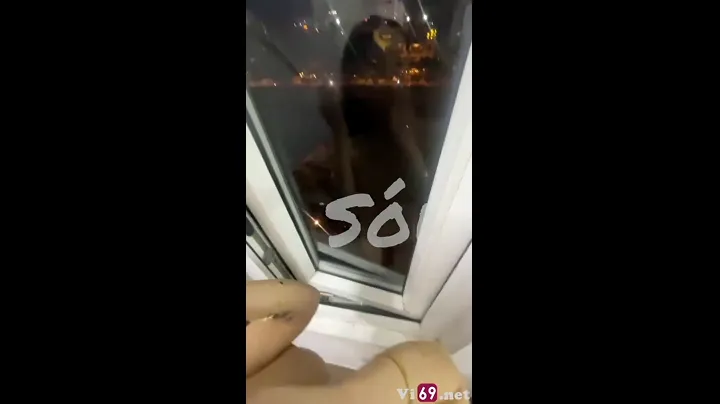 Cô gái cảm thấy mệt mỏi muốn nghỉ ngơi sau khi đi chơi xa