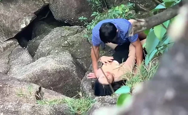 Đi du lịch với công ty mà cô em đồng nghiệp lén lút bí mật