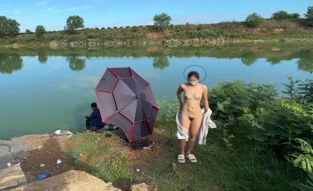 Bé người yêu đảm đang ra hồ cá phô trương mặc kệ cần thủ đang câu